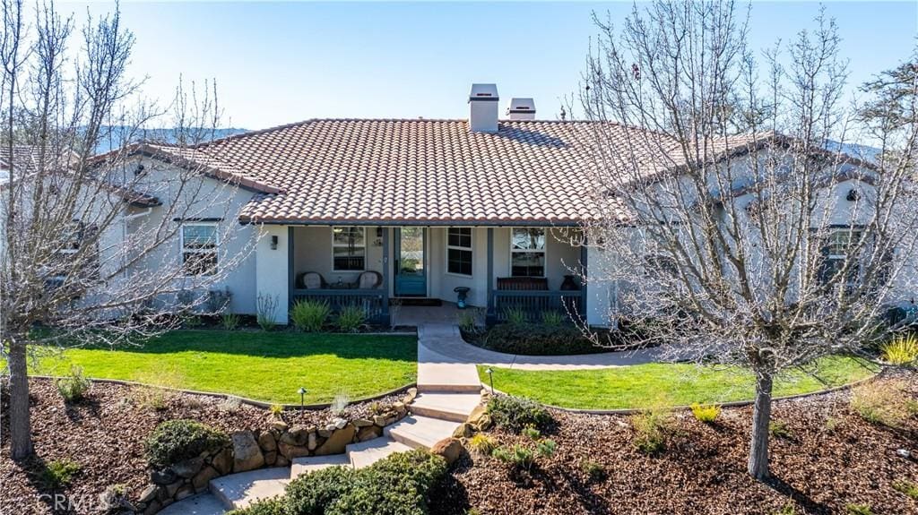 view of front of property featuring a front lawn and covered porch