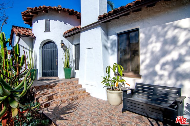 entrance to property featuring a patio