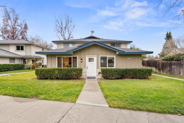 view of front of house featuring a front lawn