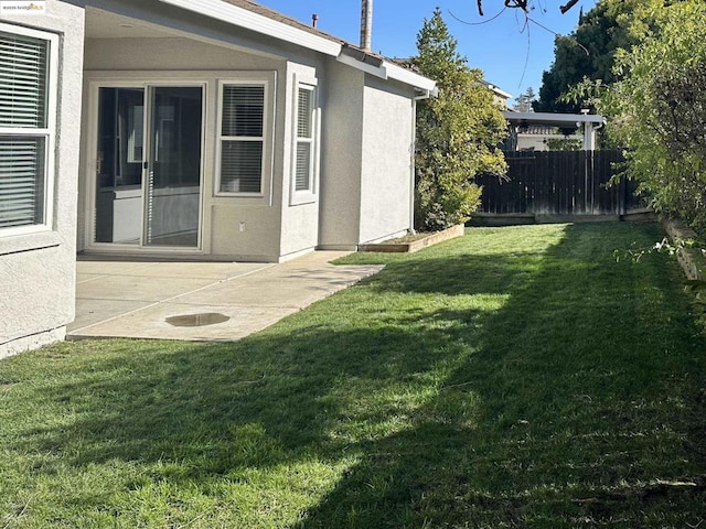 view of yard featuring a patio