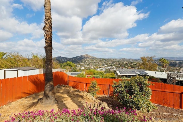 view of yard featuring a mountain view