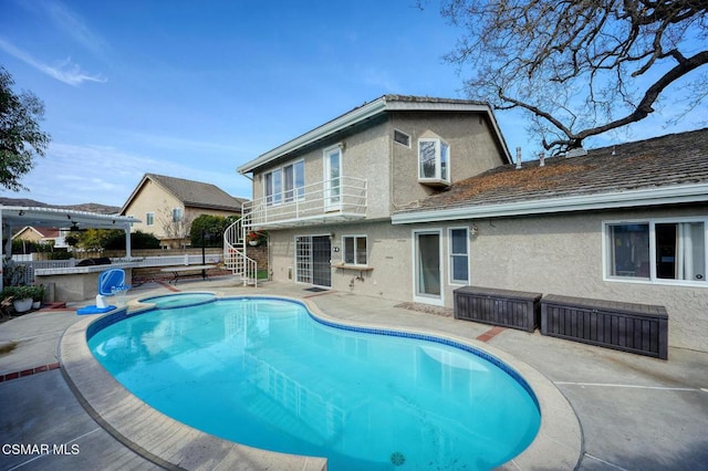 view of pool featuring a jacuzzi, a patio area, and ceiling fan