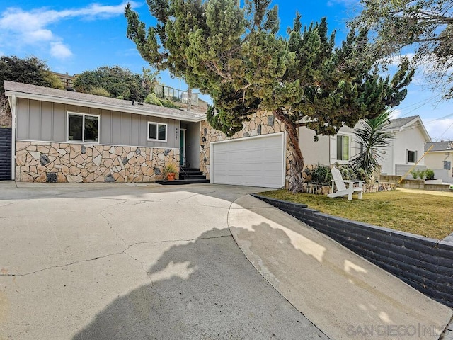 view of front of property featuring a garage and a front yard