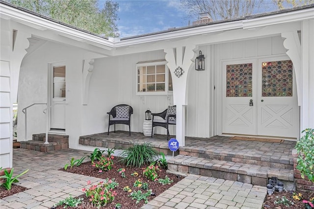 entrance to property featuring a porch