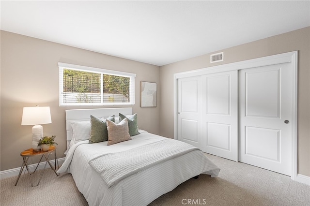 bedroom featuring carpet flooring and a closet