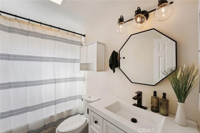 bathroom featuring a shower with curtain, vanity, and toilet