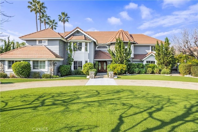 view of front of house featuring a front lawn