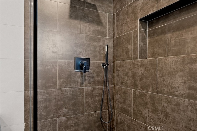 room details featuring tiled shower