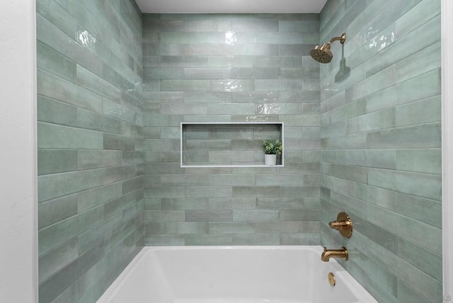 bathroom with tiled shower / bath