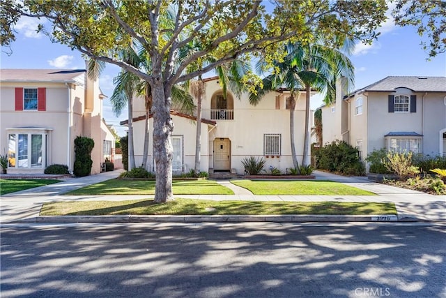 view of front of property featuring a front yard