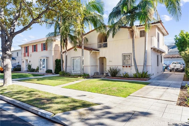 view of front of property featuring a front yard