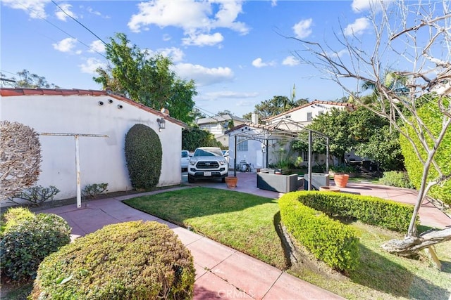 view of yard with outdoor lounge area