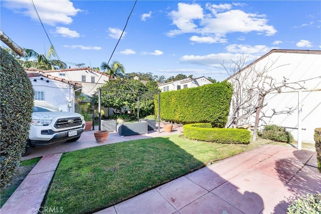 view of yard with an outdoor living space