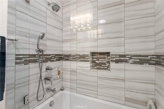 bathroom with tiled shower / bath