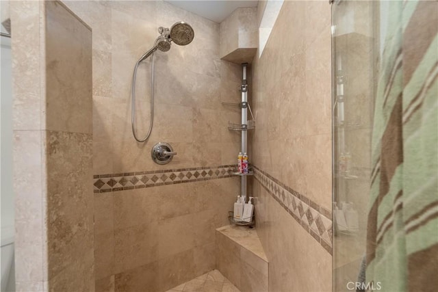 bathroom featuring tiled shower