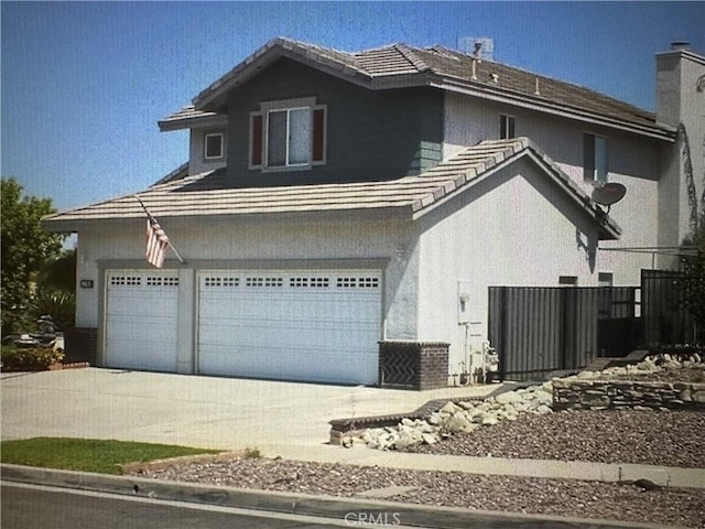 view of front facade featuring a garage