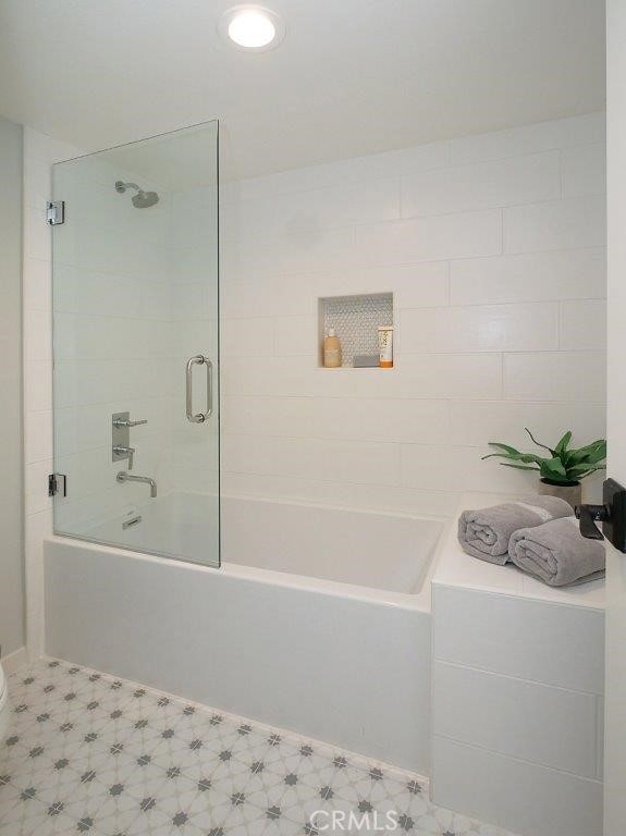 bathroom with tiled shower / bath