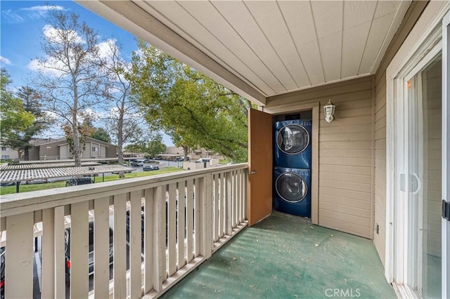 balcony with stacked washer / drying machine