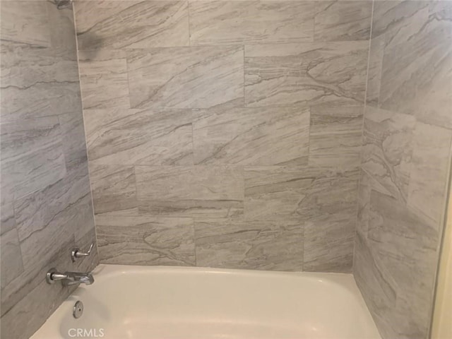 bathroom with tiled shower / bath combo