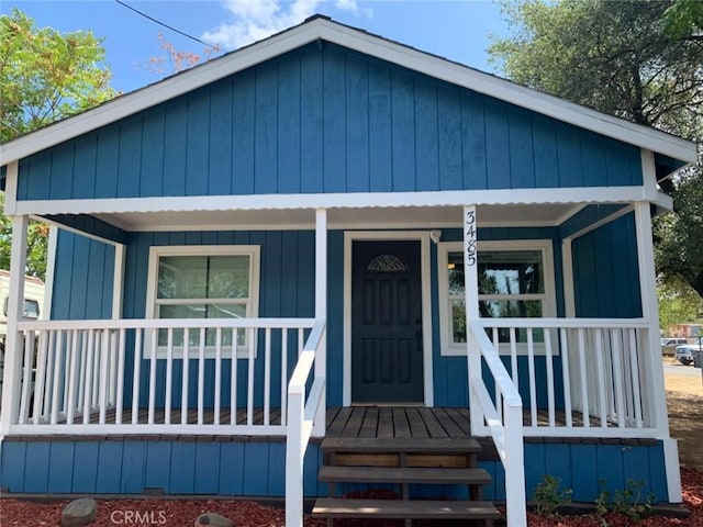 view of front of property featuring covered porch