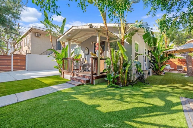 view of front of property featuring a front yard