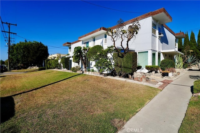 view of front facade featuring a front yard