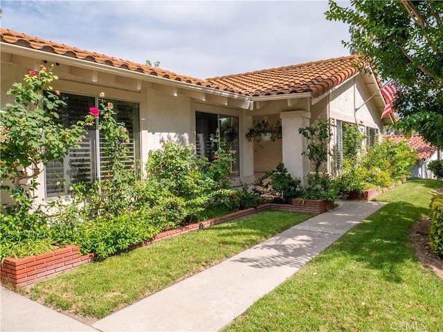 exterior space featuring a front yard