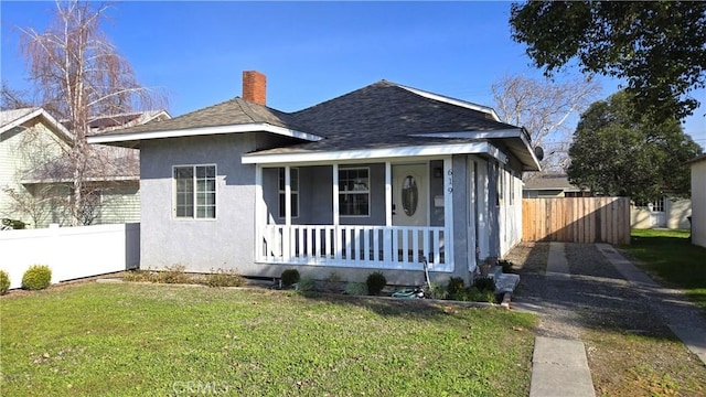 view of front of property featuring a front lawn and a porch