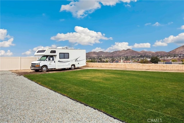 view of yard featuring a mountain view