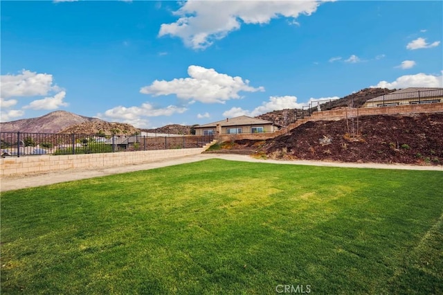 view of yard featuring a mountain view