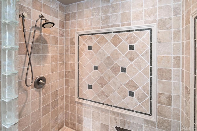 bathroom featuring a tile shower