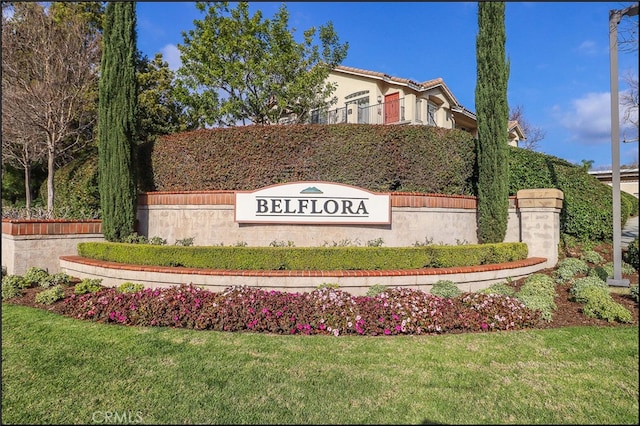 community sign featuring a yard