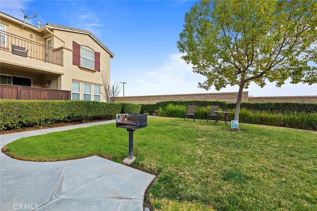 view of property's community featuring a lawn