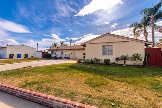 view of front of house featuring a front yard