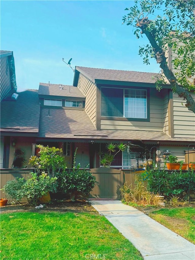 view of front of house featuring a front lawn