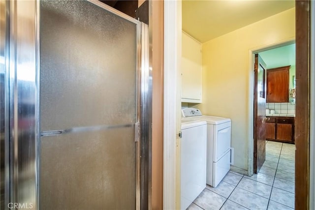 laundry room featuring light tile patterned floors and independent washer and dryer