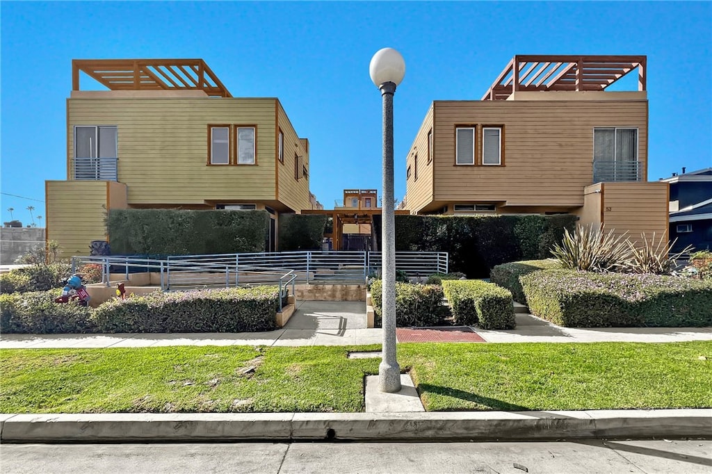 view of property's community featuring a yard