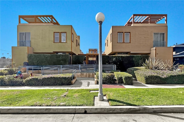 view of property's community featuring a yard