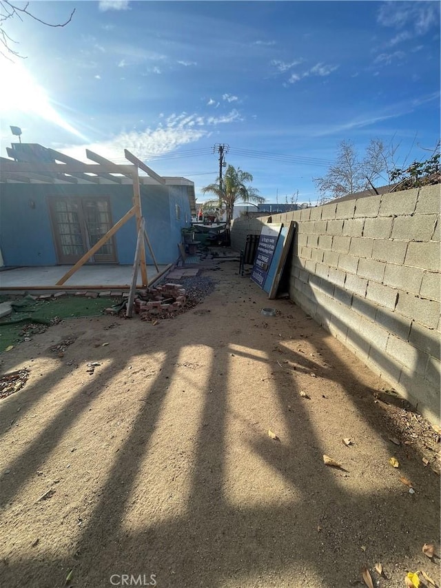 view of yard featuring a patio