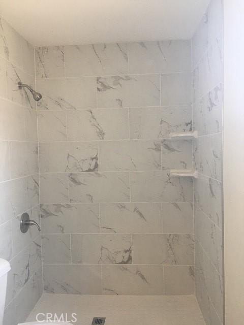 full bathroom featuring a tile shower