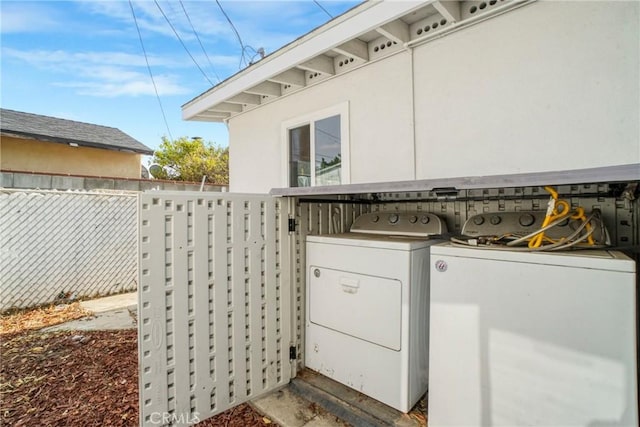 laundry room featuring independent washer and dryer