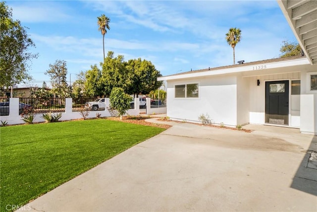 view of yard with a patio area