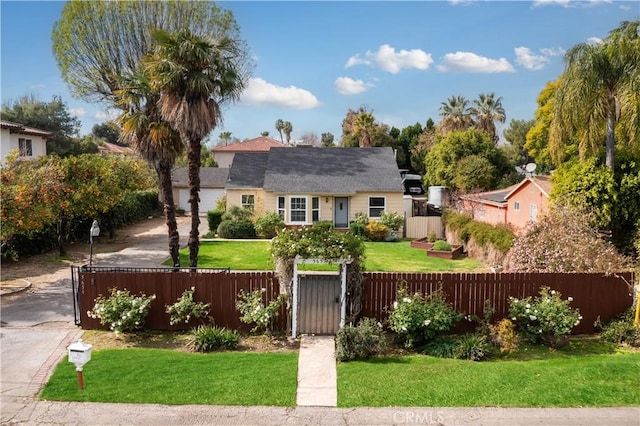 view of front of property with a front yard