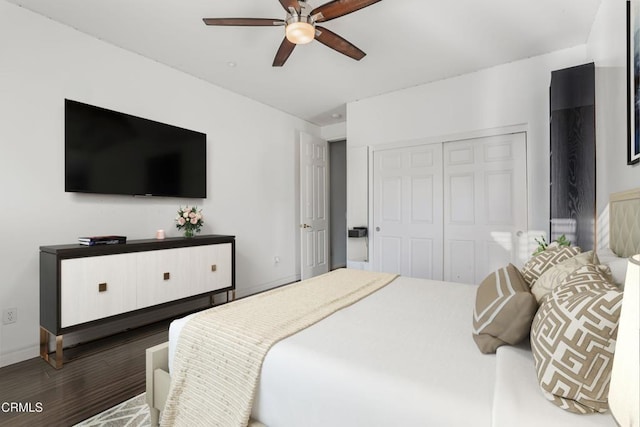 bedroom featuring dark hardwood / wood-style floors, ceiling fan, and a closet