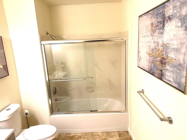 full bathroom with enclosed tub / shower combo, vanity, and toilet