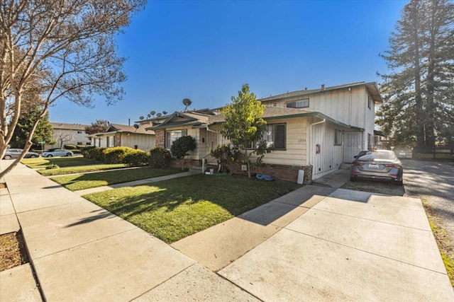 view of front of property featuring a front lawn