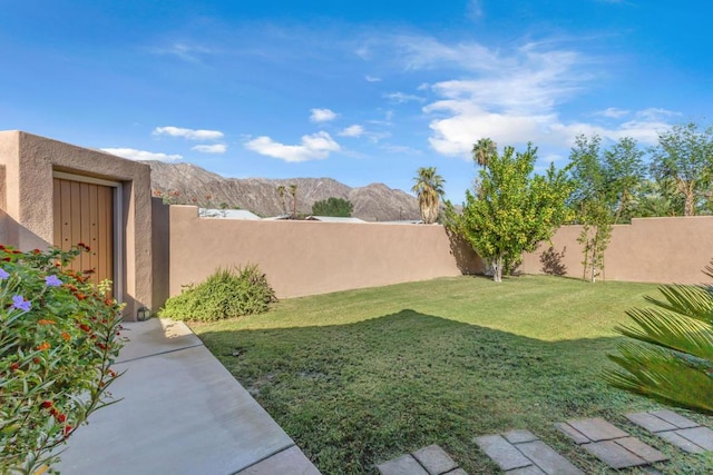 view of yard with a mountain view