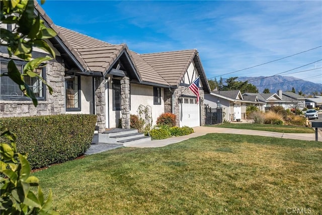 view of front of property featuring a front yard