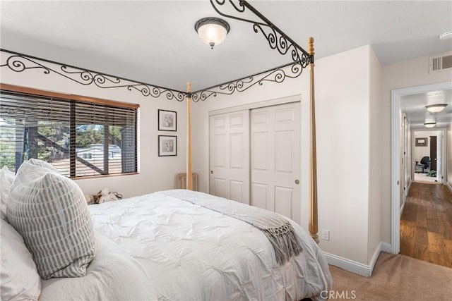 bedroom featuring carpet floors and a closet