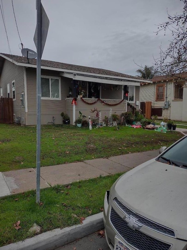 ranch-style house featuring a front yard